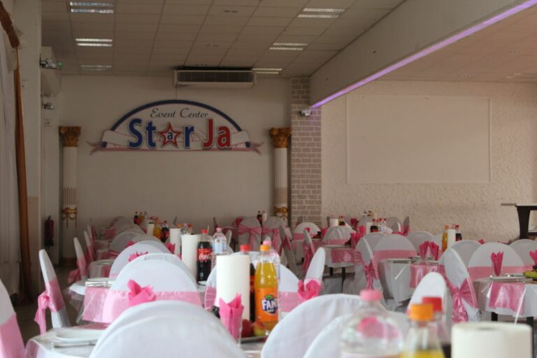 Eingedeckter Saal mit Starja-Logo